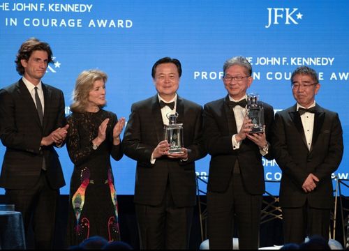 윤석열 대통령, 케네디 재단 '용기있는사람들 상' 공동수상(서울=연합뉴스) 진성철 기자 = 윤석열 대통령이 미국 존 F·케네디 재단이 수여하는 '2023년 용기 있는 사람들 상(Profile in Courage Award)'을 기시다 후미오 일본 총리와 공동 수상했다고 대통령실이 30일 알렸다.      지난 29일(현지시간) 미국 보스턴 JFK 재단 도서관 겸 박물관에서 열린 시상식에 대리참석한 조현동 주미대사(가운데)가 트로피를 받고 있다.  2023.10.30  [대통령실 제공. 재판매 및 DB 금지] zjin@yna.co.kr