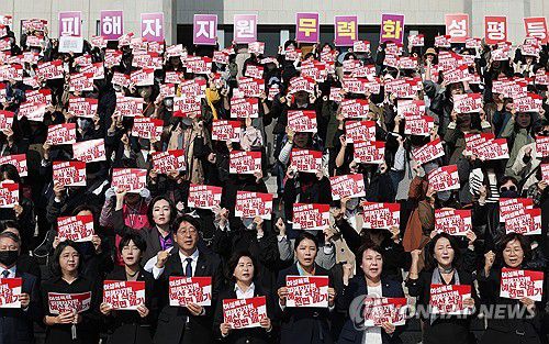 여성폭력 피해자 지원 예산 감축 철회 촉구 회견(서울=연합뉴스) 신준희 기자 = 더불어민주당과 정의당 등 야당 의원들이 30일 국회 본관 앞에서 '여성폭력 방지 및 피해자 지원 예산 감축 철회 촉구 기자회견'을 하고 있다. 2023.10.30 hama@yna.co.kr