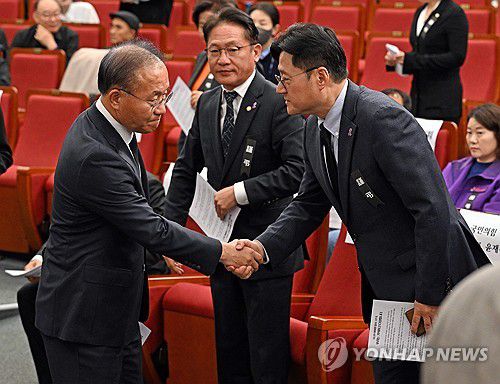 악수하는 윤재옥-홍익표(서울=연합뉴스) 한종찬 기자 = 국민의힘 윤재옥 원내대표와 더불어민주당 홍익표 원내대표가 30일 오후 국회도서관 대강당에서 열린 10.29 이태원참사 1주기 국회 추모제에서 악수하고 있다. 2023.10.30 [공동취재] saba@yna.co.kr