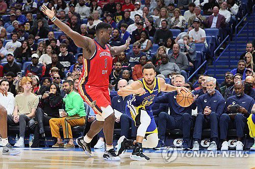 골든스테이트의 스테픈 커리(오른쪽)[USA TODAY Sports.재배포 및 DB 금지]