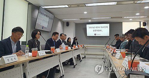 제5차 의사인력 전문위원회(서울=연합뉴스) 조규홍 보건복지부 장관이 17일 서울 중구 서울시티타워에서 열린 제5차 의사인력 전문위원회에 참석해 모두발언 하고 있다. 2023.10.17 [보건복지부 제공. 재판매 및 DB 금지] photo@yna.co.kr