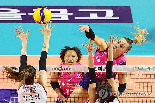 공격하는 엘레나[연합뉴스 자료사진]