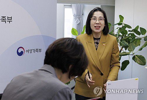 여성 폭력 방지위 입장하는 김현숙 여가부 장관(서울=연합뉴스) 황광모 기자 = 김현숙 여성가족부 장관이 31일 오후 서울 종로구 정부서울청사에서 영상회의로 진행된 제10차 여성 폭력방지위원회 회의에 입장해 인사하고 있다. 2023.10.31 hkmpooh@yna.co.kr