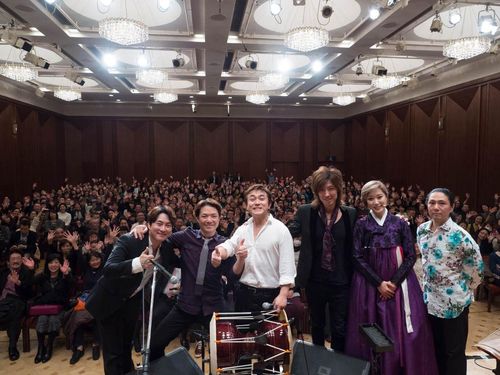 도쿄서 펼친 신한악(新韓樂) 공연 민영치(왼쪽에서 3번째) 씨가 2015년 12월 2일 도쿄에서 개최한 '신한악×트라이소니크' 공연을 마치고 출연진과 찍은 기념사진. [민영치 제공]