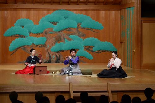 도쿄에서 열린 망한가 공연서 대금을 연주하는 민영치지난 10월 20일 일본 도쿄 시부야구 소재 국립능악당에서 열린 '망한가(亡恨歌)' 무대에서 대금을 연주하는 민영치 씨. [민영치 제공]