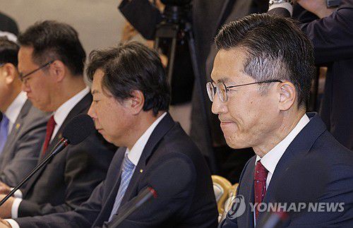 굳은 표정으로 보건 의료정책심의위 개회 기다리는 의사협회장(서울=연합뉴스) 황광모 기자 = 이필수 대한의사협회장(오른쪽 첫 번째)이 1일 오전 서울 종로구 정부서울청사에서 열린 2023년 제2차 보건 의료정책심의위원회에 참석해 굳은 표정으로 회의 개회를 기다리고 있다. 2023.11.1 hkmpooh@yna.co.kr