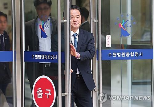 항소심 선고공판 마치고 나오는 임종성 의원(수원=연합뉴스) 홍기원 기자 = 공직선거법 위반 혐의로 1심에서 징역 4월에 집행유예 2년을 선고받은 더불어민주당 임종성 의원이 1일 오후 경기도 수원시 영통구 수원고등법원에서 열린 항소심 선고공판을 마치고 나오고 있다. 2023.11.1 xanadu@yna.co.kr