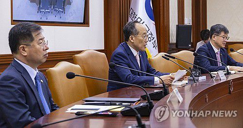 물가 안정 강조하는 추경호 부총리(서울=연합뉴스) 황광모 기자 = 추경호 경제부총리 겸 기획재정부 장관이 2일 오전 서울 종로구 정부서울청사에서 열린 비상 경제장관회의 겸 물가 관계 장관회의에 참석해 물가 안정을 위한 각 부처의 관리를 강화를 핵심으로 한 발언을 하고 있다. 2023.11.2 hkmpooh@yna.co.kr