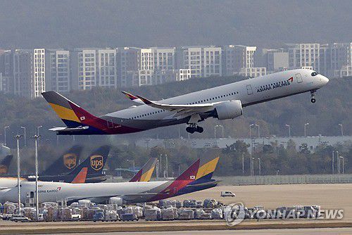 아시아나항공, 오늘 이사회 재개…'화물사업 매각' 여부 결론(영종도=연합뉴스) 윤동진 기자 = 아시아나항공이 2일 오전 서울 모처에서 임시 이사회를 재개해 화물사업 분리 매각 여부를 결정한다. 안건은 대한항공과 아시아나항공의 기업결합 절차를 심사하는 유럽연합(EU) 집행위원회에 대한항공이 시정조치안을 제출하는 데 대한 동의 여부다.     사진은 이날 인천공항 전망대에서 바라본 인천국제공항 계류장 모습. 2023.11.2 mon@yna.co.kr
