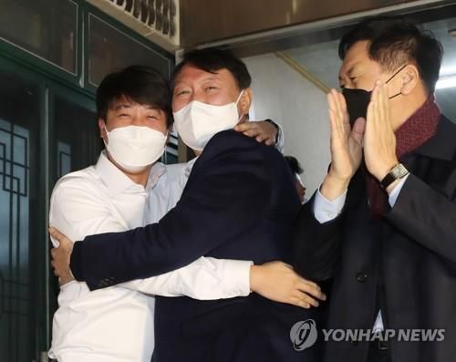 만찬 회동 후 포옹하는 윤석열-이준석    (울산=연합뉴스) 김용태 기자 = 국민의힘 윤석열 대선 후보와 이준석 대표가 3일 오후 울산시 울주군 한 식당에서 만찬 회동 후 포옹하고 있다. 2021.12.3