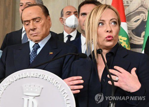 지난해 10월 21일 멜로니 총리와 베를루스코니 전 총리[EPA 연합뉴스 자료사진. 재판매 및 DB 금지]