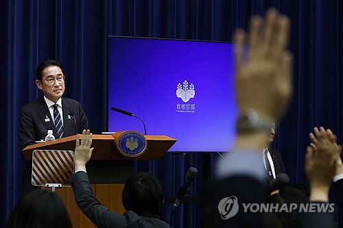 새 경제대책 발표하는 기시다 후미오 일본 총리(도쿄 EPA=연합뉴스) 기시다 후미오 일본 총리가 2일 총리관저에서 개최한 새 경제대책 발표 기자회견에서 기자들의 질문을 받고 있다.