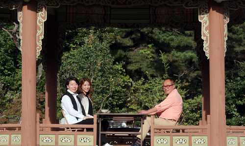 대담하는 안영환 대표와 홍푸르메 작가, 유세진 사회자[도광환 기자 촬영]