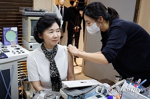 지영미 질병관리청장, 코로나·독감 백신 접종(서울=연합뉴스) 김도훈 기자 = 지영미 질병관리청장이 2일 오후 서울 마포구 연세우리내과의원에서 코로나19 신규 백신(화이자 XBB.1.5)과 인플루엔자 백신을 동시 접종하고 있다. 2023.11.2 [공동취재] superdoo82@yna.co.kr