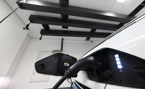 K-전기차 충전 시스템(성남=연합뉴스) 홍기원 기자 = 지난 3일 경기 성남시 중원구 한 오피스텔에서 LG유플러스가 한화 건설부문, 제니스코리아, 집풀엔지니어링 등과 '한국형 전기차 충전 시스템'을 시연하고 있다. 2023.11.5 xanadu@yna.co.kr