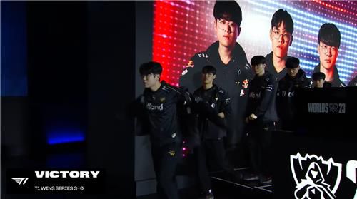 8강 LNG전에서 승리 후 일어서는 T1[2023 LoL 월드 챔피언십 공식 중계방송 캡처]