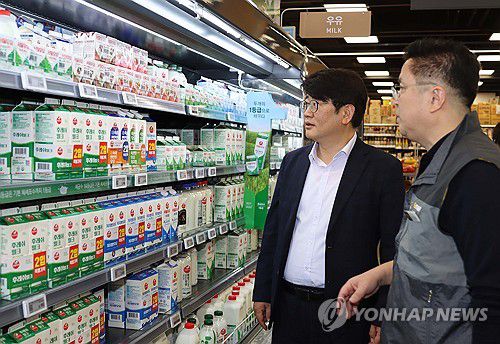 물가동향 점검하는 권재한 농업혁신정책실장(서울=연합뉴스) 권재한 농림축산식품부 농업혁신정책실장이 25일 이마트 세종점을 방문, 가공식품 전반에 대한 물가동향을 점검하고 있다. 2023.10.25 [농림축산식품부 제공. 재판매 및 DB 금지] photo@yna.co.kr