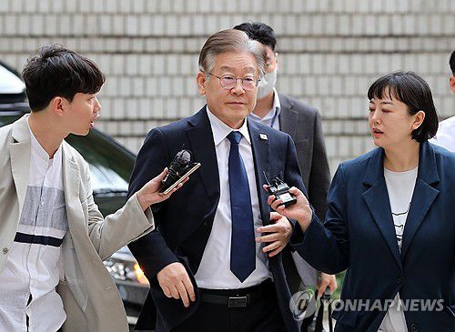 이재명, 1심 4회 공판 출석(서울=연합뉴스) 배재만 기자 = 더불어민주당 이재명 대표가 3일 오후 서울중앙지방법원에서 열린 '대장동 배임·성남FC 뇌물' 관련 1심 4회 공판에 출석하고 있다. 2023.11.3 scoop@yna.co.kr