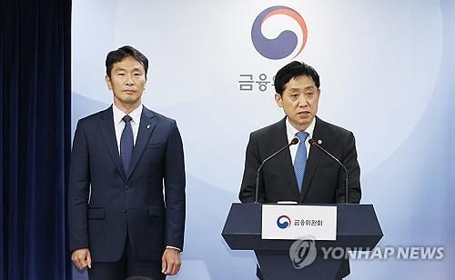 내년 상반기까지 공매도 금지    (서울=연합뉴스) 최재구 기자 = 김주현 금융위원장과 이복현 금융감독원장이 5일 정부서울청사에서 임시 금융위원회를 마친 뒤 내년 상반기까지 공매도를 전면 금지하겠다고 밝히고 있다. 2023.11.5     jjaeck9@yna.co.kr (끝)