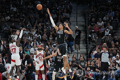 블록 시도하는 샌안토니오의 웸반야마[USA TODAY Sports=연합뉴스]