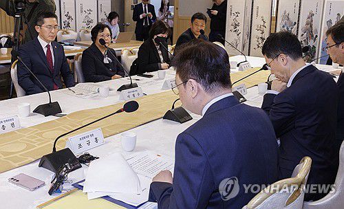 단계적 의대정원 확대 관련 장관 발언듣는 의사협회장(서울=연합뉴스) 황광모 기자 = 이필수 대한의사협회장(왼쪽)이 1일 오전 서울 종로구 정부서울청사에서 열린 2023년 제2차 보건 의료정책심의위원회에 참석해 조규홍 보건복지부 장관의 의대 정원 단계적 확대 등 현안에 대한 발언을 듣고 있다. 2023.11.1 hkmpooh@yna.co.kr