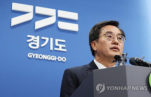 김포시 서울시 편입 관련 질문에 답하는 김동연(수원=연합뉴스) 홍기원 기자 = 김동연 경기도지사가 6일 오전 경기도 수원시 영통구 경기도청에서 열린 '2024년도 본예산 브리핑'에서 취재진 질문에 답하고 있다. 2023.11.6 xanadu@yna.co.kr