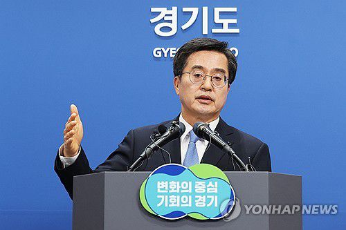 김포시 서울시 편입 관련 질문에 답하는 김동연(수원=연합뉴스) 홍기원 기자 = 김동연 경기도지사가 지난 6일 경기도 수원시 영통구 경기도청에서 열린 '2024년도 본예산 브리핑'에서 취재진 질문에 답하고 있다. 2023.11.6 xanadu@yna.co.kr