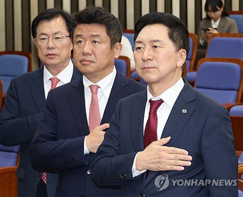 의원총회 참석한 김기현 대표(서울=연합뉴스) 한상균 기자 = 국민의힘 김기현 대표가 6일 국회에서 열린 당 의원총회에서 국민의례를 하고 있다. 2023.11.6 xyz@yna.co.kr