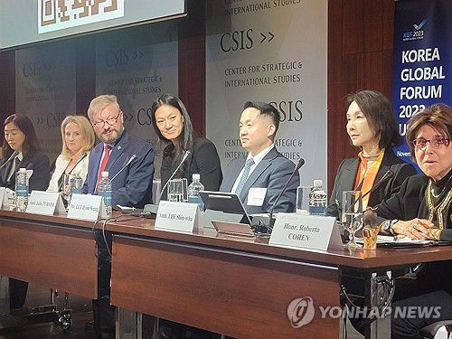 워싱턴서 열린 2023 한반도국제포럼(워싱턴=연합뉴스) 조준형 특파원 = 6일(현지시간) 미국 워싱턴 D.C. 전략국제문제연구소(CSIS)에서 통일부와 고려대 '평화와 민주주의연구소', CSIS 등의 공동 주최로 '2023 한반도국제포럼'이 열렸다.     이신화 한국 정부 북한인권국제협력대사(오른쪽 두 번째)와 줄리 터너 미 국무부 북한인권특사(오른쪽 네 번째) 등이 패널로 참석했다. 2023.11.7 jhcho@yna.co.kr