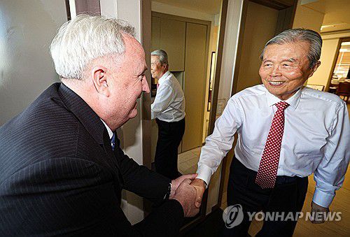 김종인 전 비대위원장과 악수하는 인요한 혁신위원장(서울=연합뉴스) 김성민 기자 = 김종인 전 미래통합당(국민의힘 전신) 비상대책위원장과 국민의힘 인요한 혁신위원장이 회동을 앞둔 7일 오후 서울 종로구 김 위원장의 사무실에서 악수하고 있다. 2023.11.7 [공동취재] ksm7976@yna.co.kr