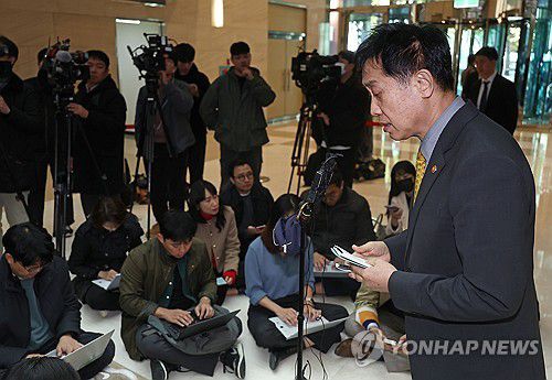 사이드카 발동, 질의 답하는 김주현 금융위원장(서울=연합뉴스) 류영석 기자 = 공매도 전면금지 시행 이틀째 코스닥 지수가 급락하면서 프로그램매도호가 일시효력정지(사이드카)가 발동한 7일 오후 김주현 금융위원장이 서울 강남구 서울금융복지상담센터 청년동행센터 건물에서 현장 점검 일정을 마친 뒤 취재진 질문에 답하고 있다. 2023.11.7 ondol@yna.co.kr