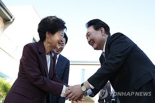 윤석열 대통령, 박근혜 전 대통령 사저 방문(대구=연합뉴스) 임헌정 기자 = 윤석열 대통령이 7일 대구 달성군 박근혜 전 대통령의 사저를 방문, 박 전 대통령과 인사하고 있다. 2023.11.7  [대통령실 제공. 재판매 및 DB 금지] kane@yna.co.kr