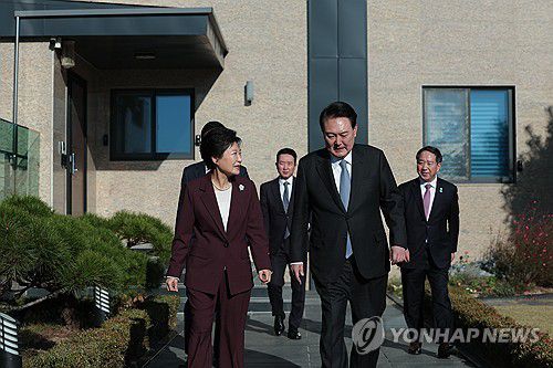 이야기 나누는 윤석열 대통령과 박근혜 전 대통령(대구=연합뉴스) 임헌정 기자 = 윤석열 대통령이 7일 대구 달성군 박근혜 전 대통령의 사저를 방문, 박 전 대통령과 이야기를 나누고 있다. 2023.11.7  [대통령실 제공. 재판매 및 DB 금지] kane@yna.co.kr