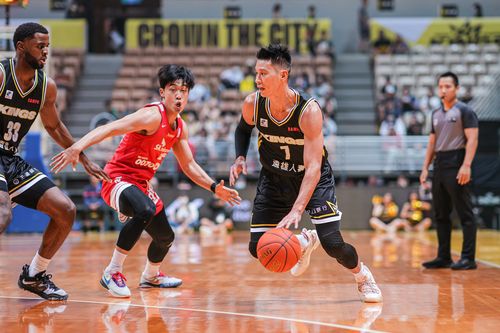 SK를 상대로 공격을 시도하는 뉴타이베이의 린(오른쪽)[EASL 제공. 재판매 및 DB 금지]