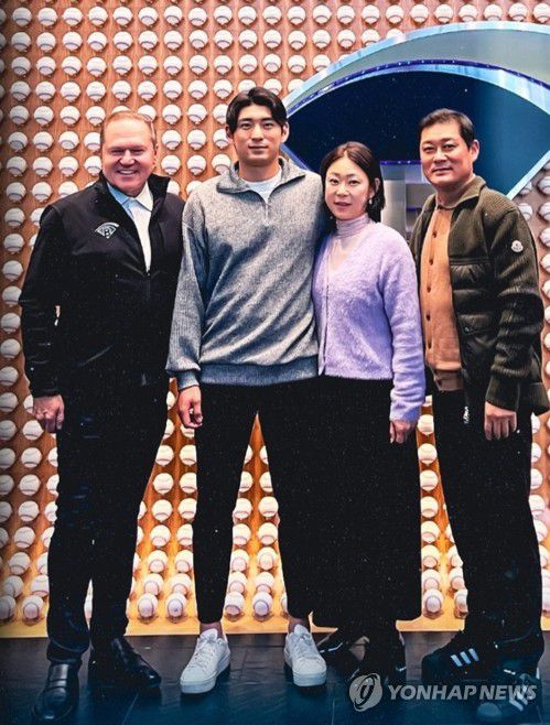 보라스와 포즈 취하는 이정후[보라스 코퍼레이션 소셜미디어 캡처. 재배포 및 DB 금지]