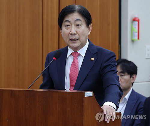 예산안 설명하는 이동관 방통위원장(서울=연합뉴스) 한상균 기자 = 이동관 방송통신위원장이 1일 국회 과학기술정보방송통신위원회에서 예산안 관련 설명을 하고 있다. 2023.11.1 xyz@yna.co.kr