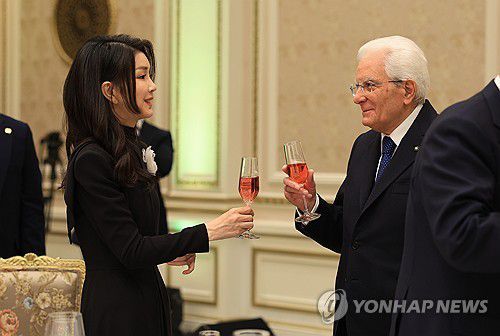 건배하는 김건희 여사와 마타렐라 이탈리아 대통령(서울=연합뉴스) 임헌정 기자 = 윤석열 대통령 부인 김건희 여사가 8일 청와대 영빈관에서 열린 세르지오 마타렐라 이탈리아 대통령 환영 공식 만찬에서 마타렐라 대통령과 건배하고 있다. 2023.11.8 [대통령실 제공. 재판매 및 DB 금지] kane@yna.co.kr