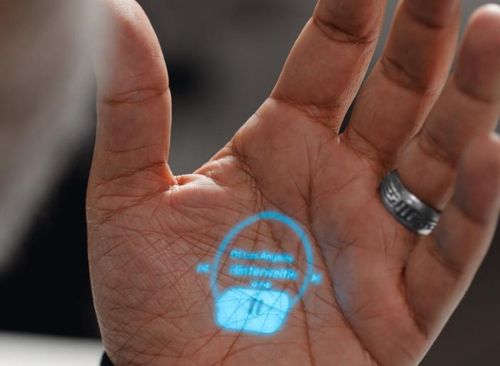 손바닥에 나타나는 'AI 핀' 화면[휴메인 홈페이지 영상 캡처]