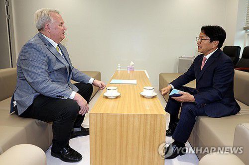 인요한 혁신위원장과 강기정 광주시장(서울=연합뉴스) 한상균 기자 = 국민의힘 인요한 혁신위원장과 강기정 광주시장이 10일 서울 여의도 국민의힘 당사에서 만나고 있다. 2023.11.10 [공동취재] xyz@yna.co.kr