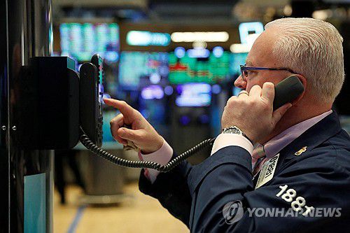 NYSE 입회장에서 일하는 트레이더의 모습[연합뉴스 자료사진]