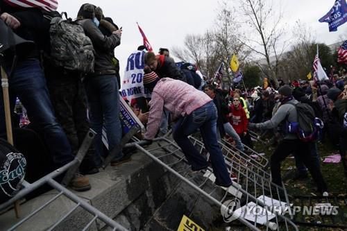 미 의사당 난입하는 트럼프 지지 시위대(2021.1.7)[EPA 연합뉴스 자료사진. DB 및 재판매 금지]
