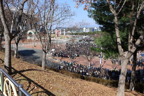 대구스타디움 주변에 모인 신천지예수교 신도[촬영 손대성]
