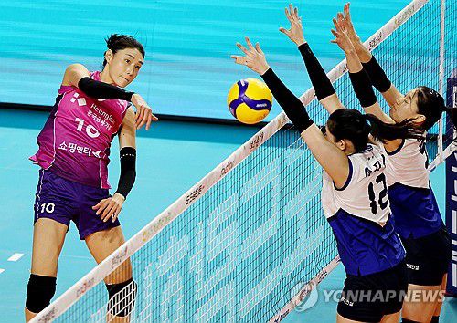 김연경 '빈틈 발견'(인천=연합뉴스) 김상연 기자 = 12일 인천 삼산월드체육관에서 열린 여자프로배구 흥국생명 핑크스파이더스와 현대건설 힐스테이트의 경기. 1세트 흥국생명 김연경이 공격을 시도하고 있다. 2023.11.12 goodluck@yna.co.kr