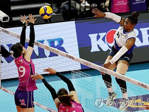 모마 강력한 스파이크(인천=연합뉴스) 김상연 기자 = 12일 인천 삼산월드체육관에서 열린 여자프로배구 흥국생명 핑크스파이더스와 현대건설 힐스테이트의 경기. 1세트 현대건설 모마가 스파이크하고 있다. 2023.11.12 goodluck@yna.co.kr