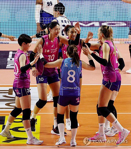 '승리를 향해'(인천=연합뉴스) 김상연 기자 = 12일 인천 삼산월드체육관에서 열린 여자프로배구 흥국생명 핑크스파이더스와 현대건설 힐스테이트의 경기. 4세트 흥국생명 선수들이 득점에 성공한 뒤 기뻐하고 있다. 2023.11.12 goodluck@yna.co.kr