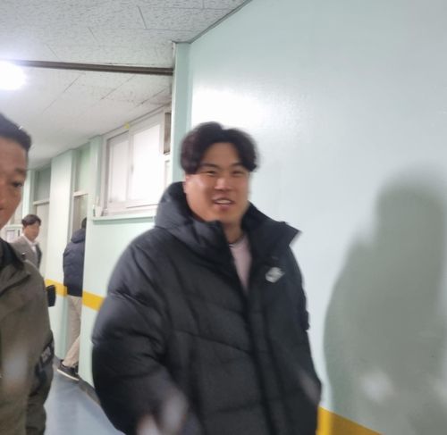 밝은 표정의 류현진(서울=연합뉴스) 김경윤 기자 = 코리안 몬스터 류현진이 13일 한국시리즈 5차전이 열린 서울 잠실구장에서 이동하고 있다. 2023. 11.13. cycle@yna.co.kr