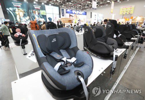 '유아용품 한자리에'(대구=연합뉴스) 김현태 기자 = 9일 대구 북구 엑스코에서 열린 35회 대구 베이비 & 키즈 페어에서 다양한 유아용품들이 눈길을 끌고 있다. 2023.3.9 mtkht@yna.co.kr