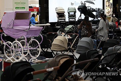유모차 천국(서울=연합뉴스) 윤동진 기자 = 5일 서울 코엑스에서 열린 코베 베이비페어에서 관람객들이 유모차를 보고 있다 . 2023.10.5 mon@yna.co.kr