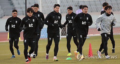 러닝으로 몸 푸는 축구대표팀 선수들(서울=연합뉴스) 김인철 기자 = 한국 축구대표팀이 13일 서울 양천구 목동운동장에서 2026 국제축구연맹(FIFA) 북중미 월드컵 아시아 2차 예선 1차전 싱가포르와 경기를 앞두고 훈련을 하고 있다. 2023.11.13 yatoya@yna.co.kr