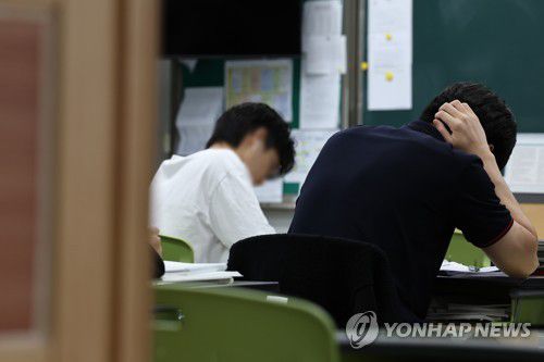 지난 6월 20일 서울의 한 고등학교 3학년 교실에서 학생들이 공부를 하고 있다. [연합뉴스 자료사진. 재판매 및 DB 금지]